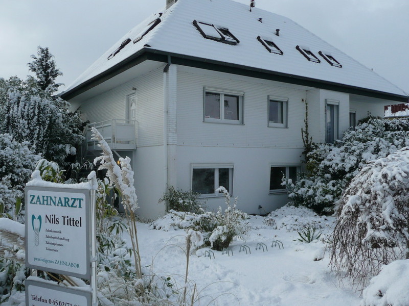 Standort Travemünde – Praxisgebäude im Schnee